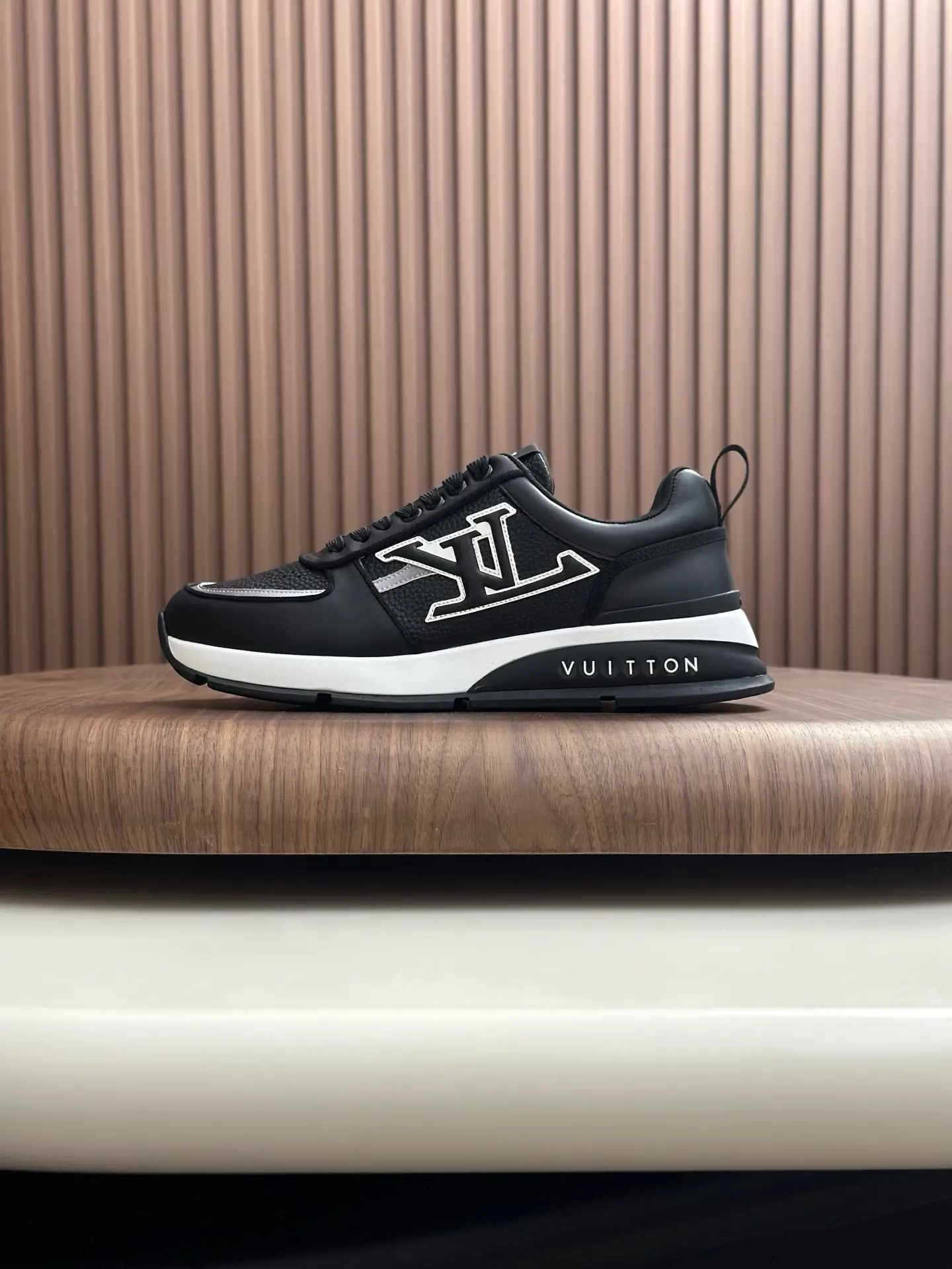[L Family] Top P: 840💰 Size: 39-44 (38.45 can be customized) Lujia new color matching men's 🧍‍♂️trainer sneakers, this LV Trainer sneaker is made of soft grained calfskin, showing pure colors, the brand was born in 1854, the designer's handwritten brand logo is embellished on one side, virgil Designed by abloh himself, it is a very commemorative sneaker, the new LV Louis Vuitton trainer sneaker low casual sports culture versatile basketball shoes